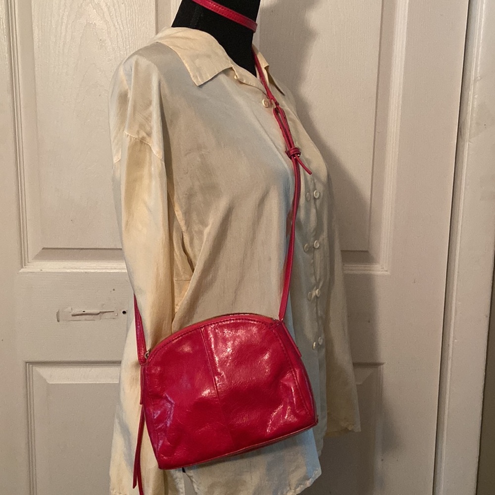 Hobo 2 Zipped Compartments Small Crossbody Bag Fuchsi… Gem
